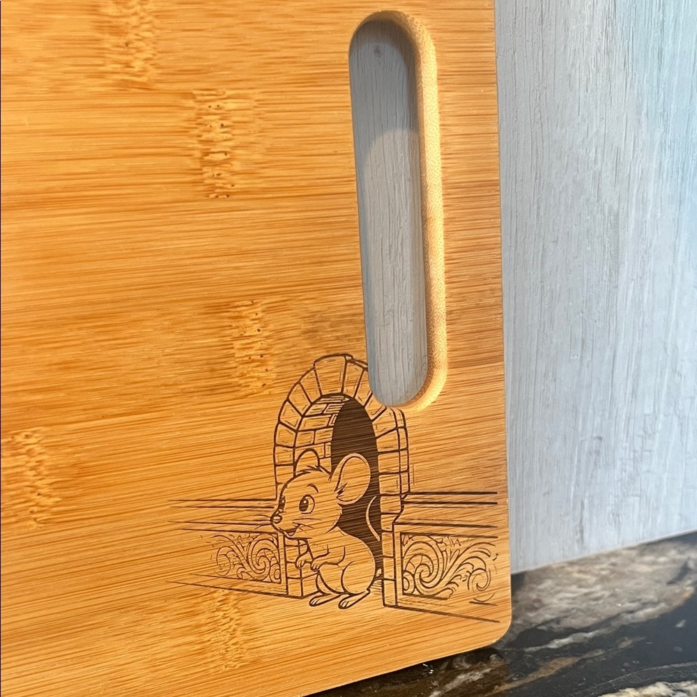 Artisan Bamboo Cheese Cutting Board with Cat and Mouse Design - Picture 4 of 9